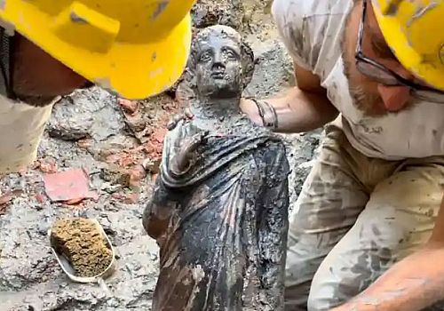 ‘EXCEPTİONAL’ TROVE OF 24 ANCİENT STATUES FOUND İMMERSED İN TUSCAN SPA
