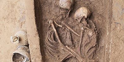 1,500-YEAR-OLD EMBRACİNG LOVERS’